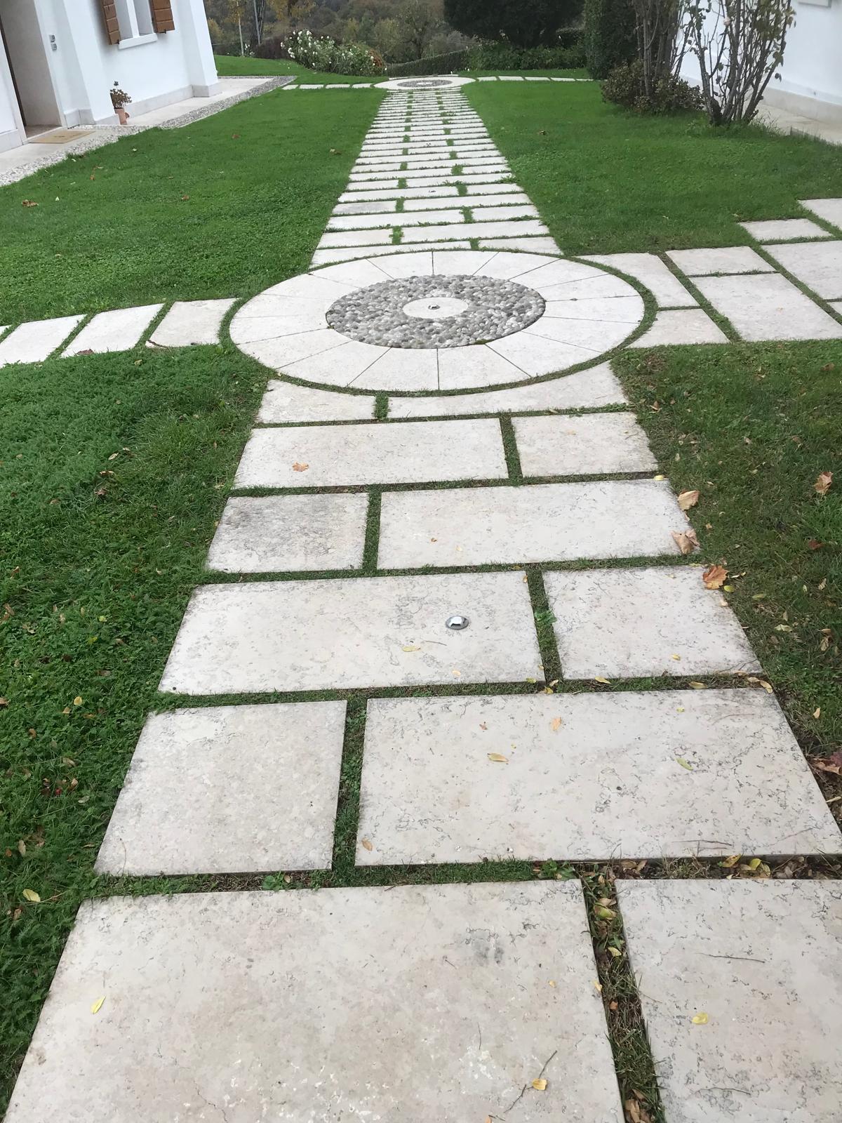Realizzazione vialetto su giardino privato a Biadene